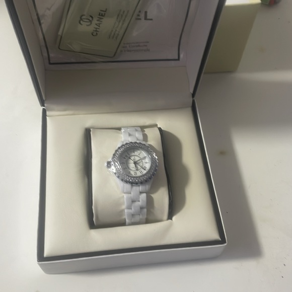 Diamond detailing on the bezel adds a captivating flair to this watch - Picture 3 of 4